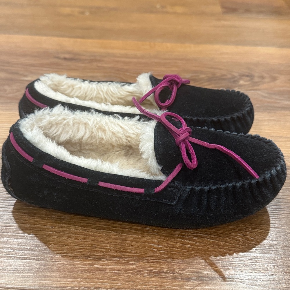 UGG Little Girl’s Dakota Moccasin/Loafer Style Slippers (Size: 1Y) EUC